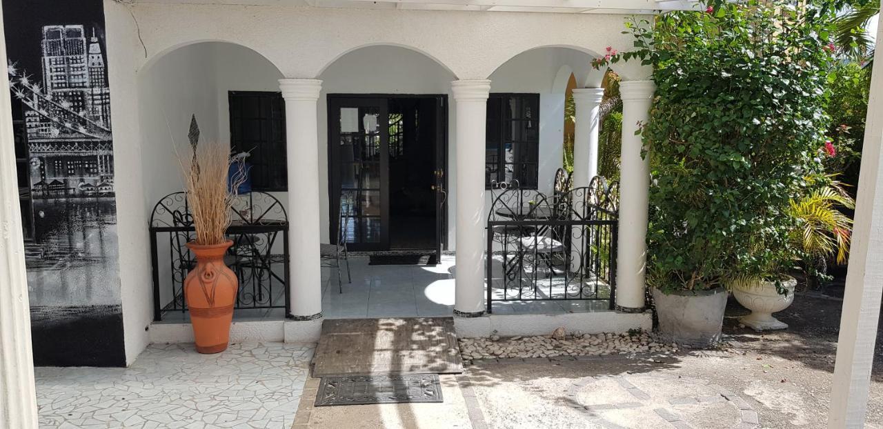 Little Savoy Guest House New Runaway Bay Exterior photo