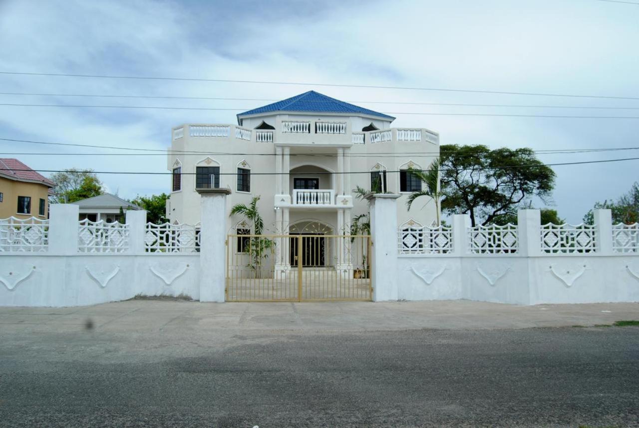 Little Savoy Guest House New Runaway Bay Exterior photo