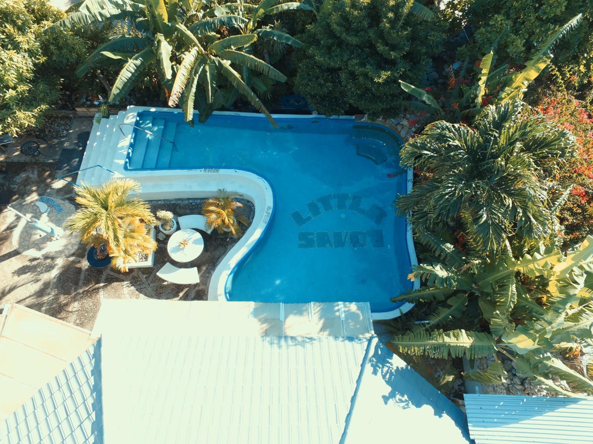 Little Savoy Guest House New Runaway Bay Exterior photo
