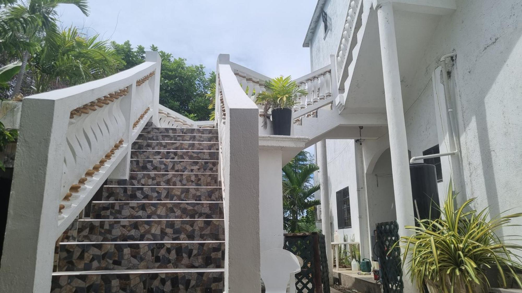 Little Savoy Guest House New Runaway Bay Exterior photo