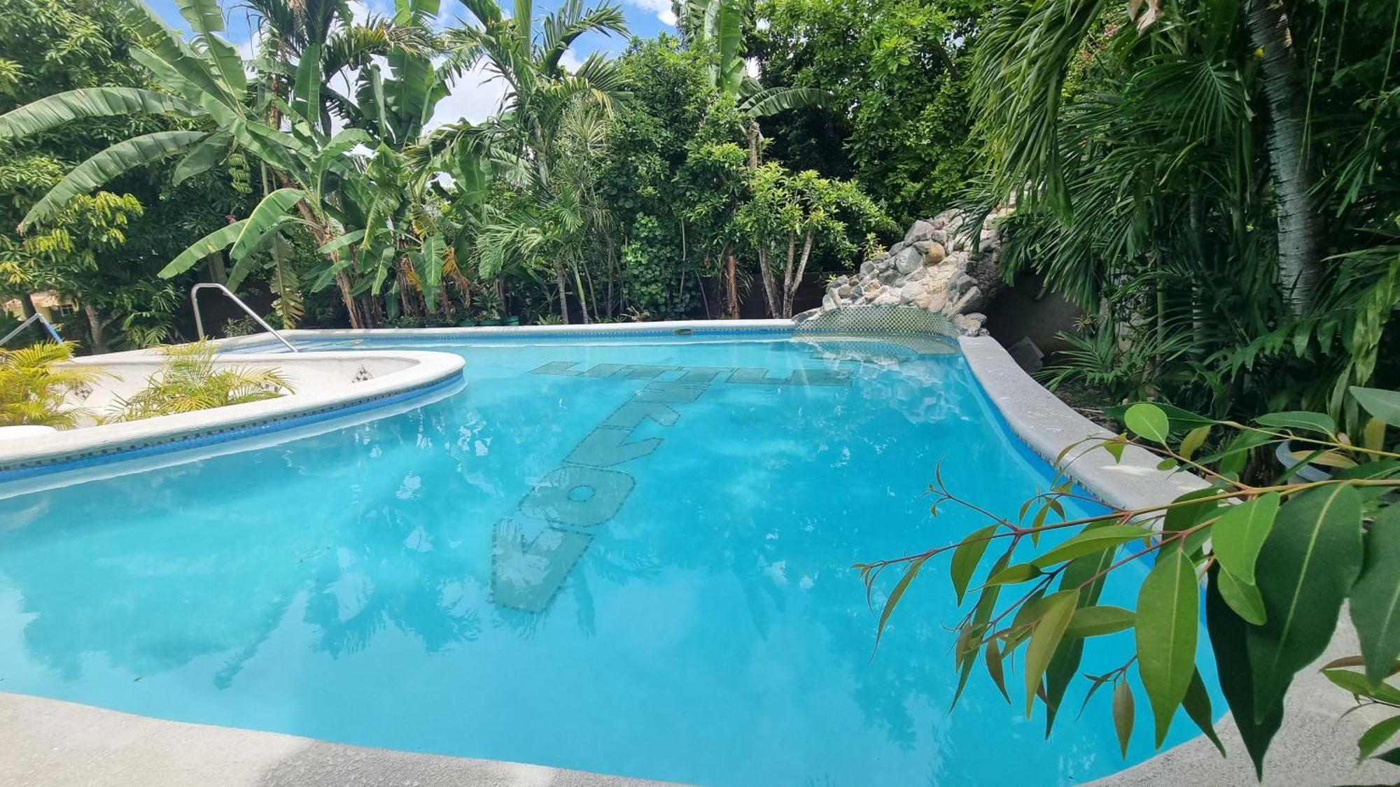 Little Savoy Guest House New Runaway Bay Exterior photo