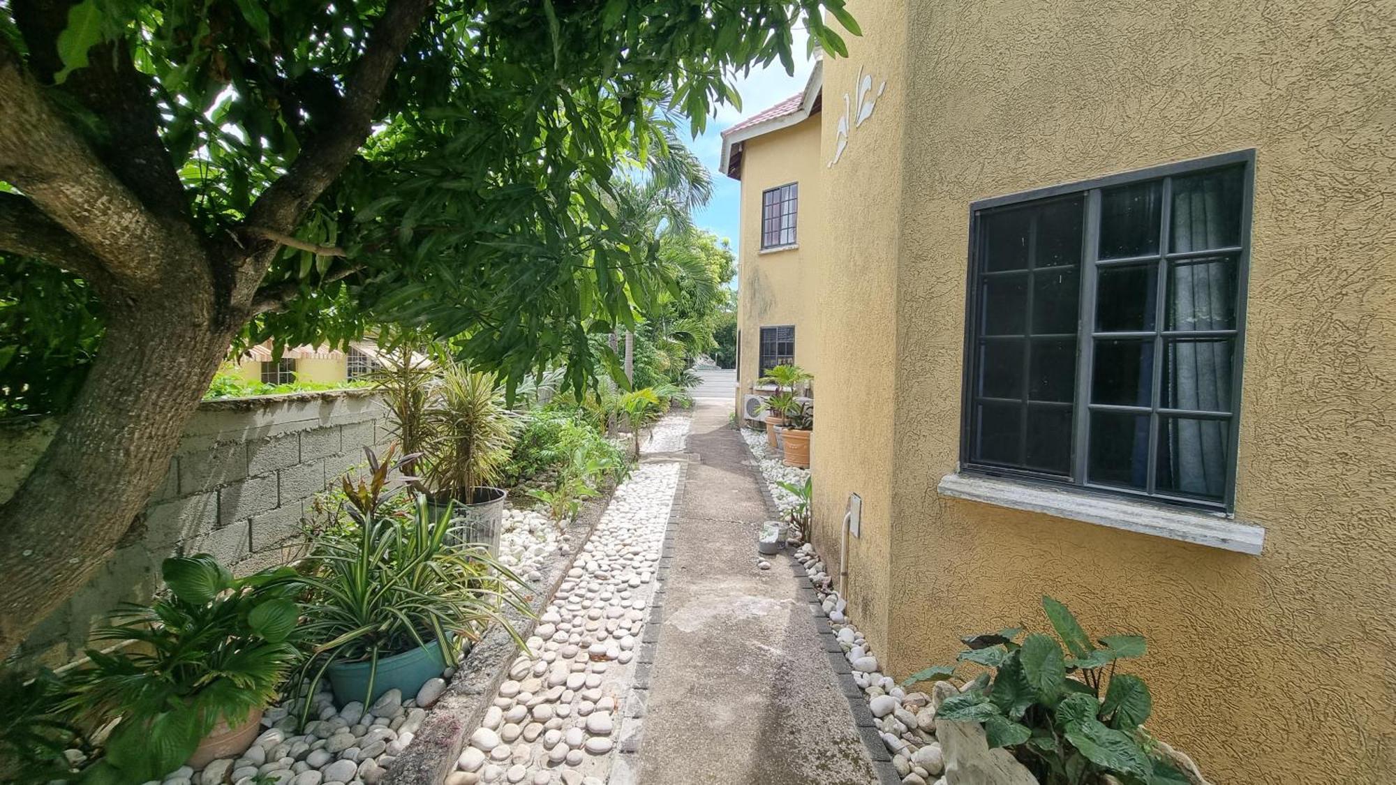 Little Savoy Guest House New Runaway Bay Exterior photo