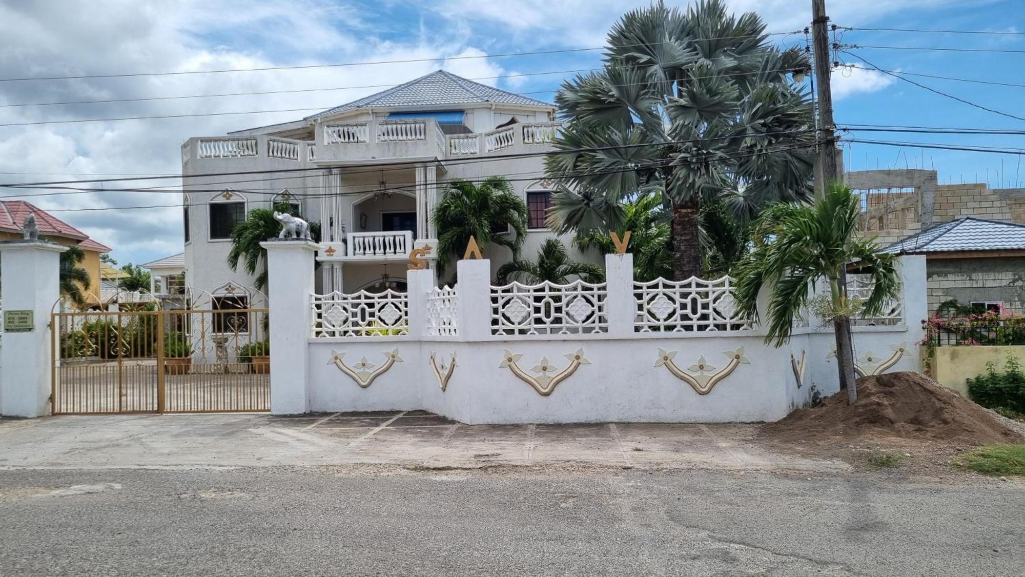 Little Savoy Guest House New Runaway Bay Exterior photo
