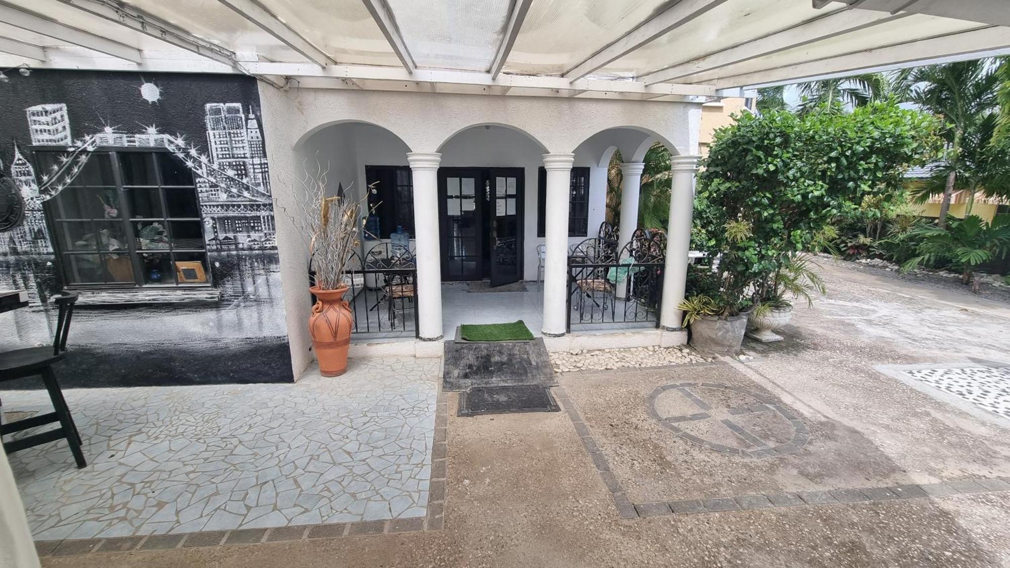 Little Savoy Guest House New Runaway Bay Exterior photo