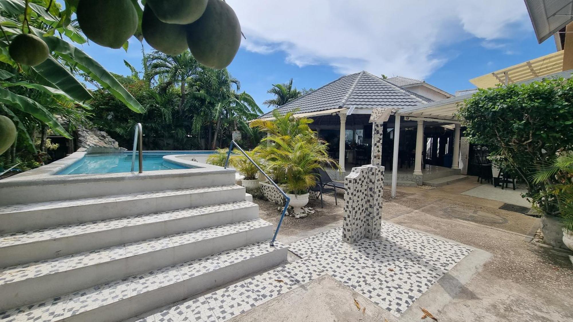 Little Savoy Guest House New Runaway Bay Exterior photo