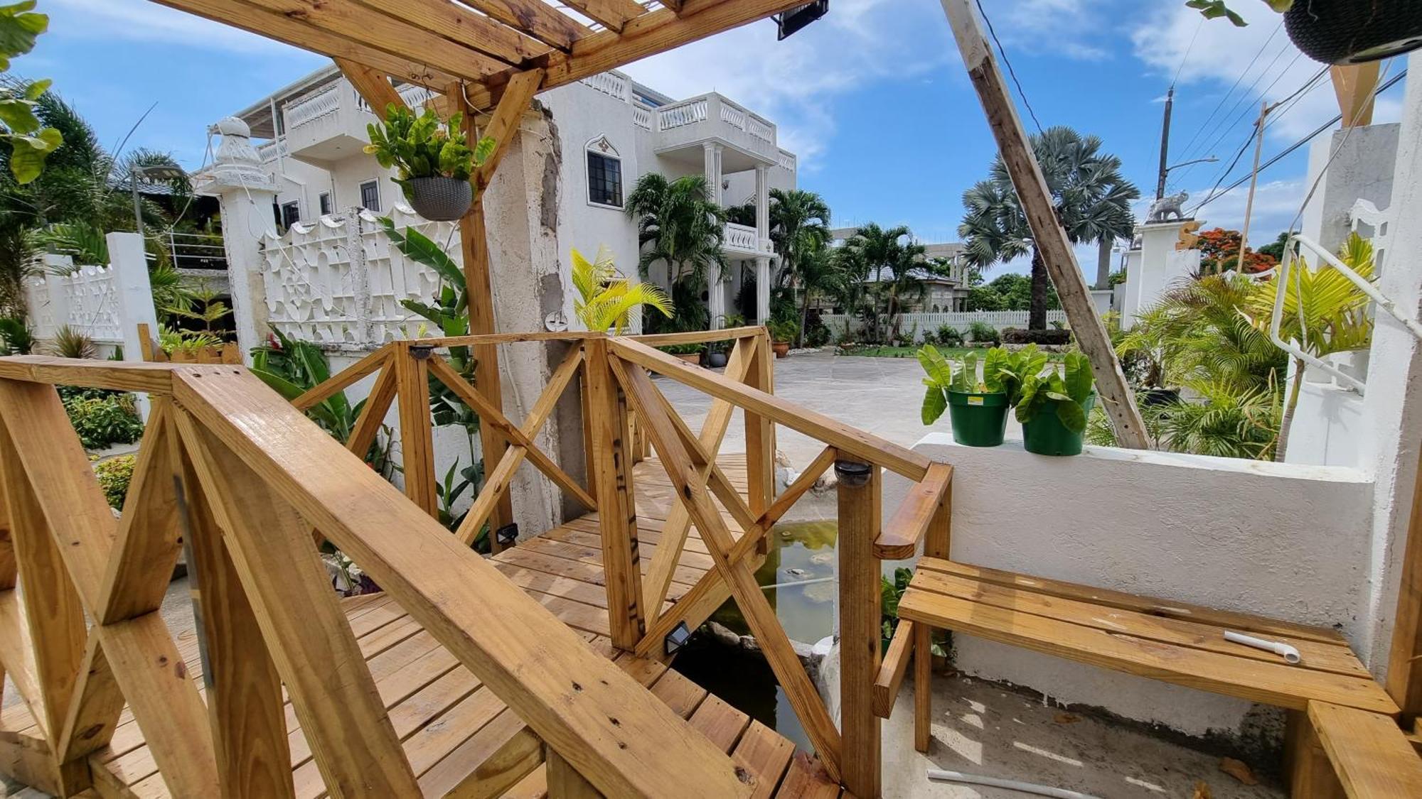Little Savoy Guest House New Runaway Bay Exterior photo