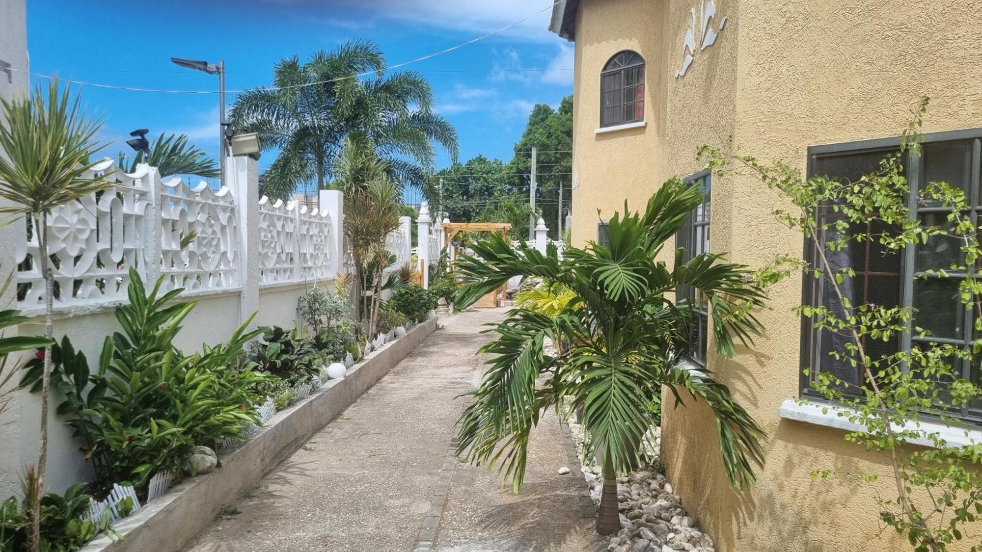 Little Savoy Guest House New Runaway Bay Exterior photo