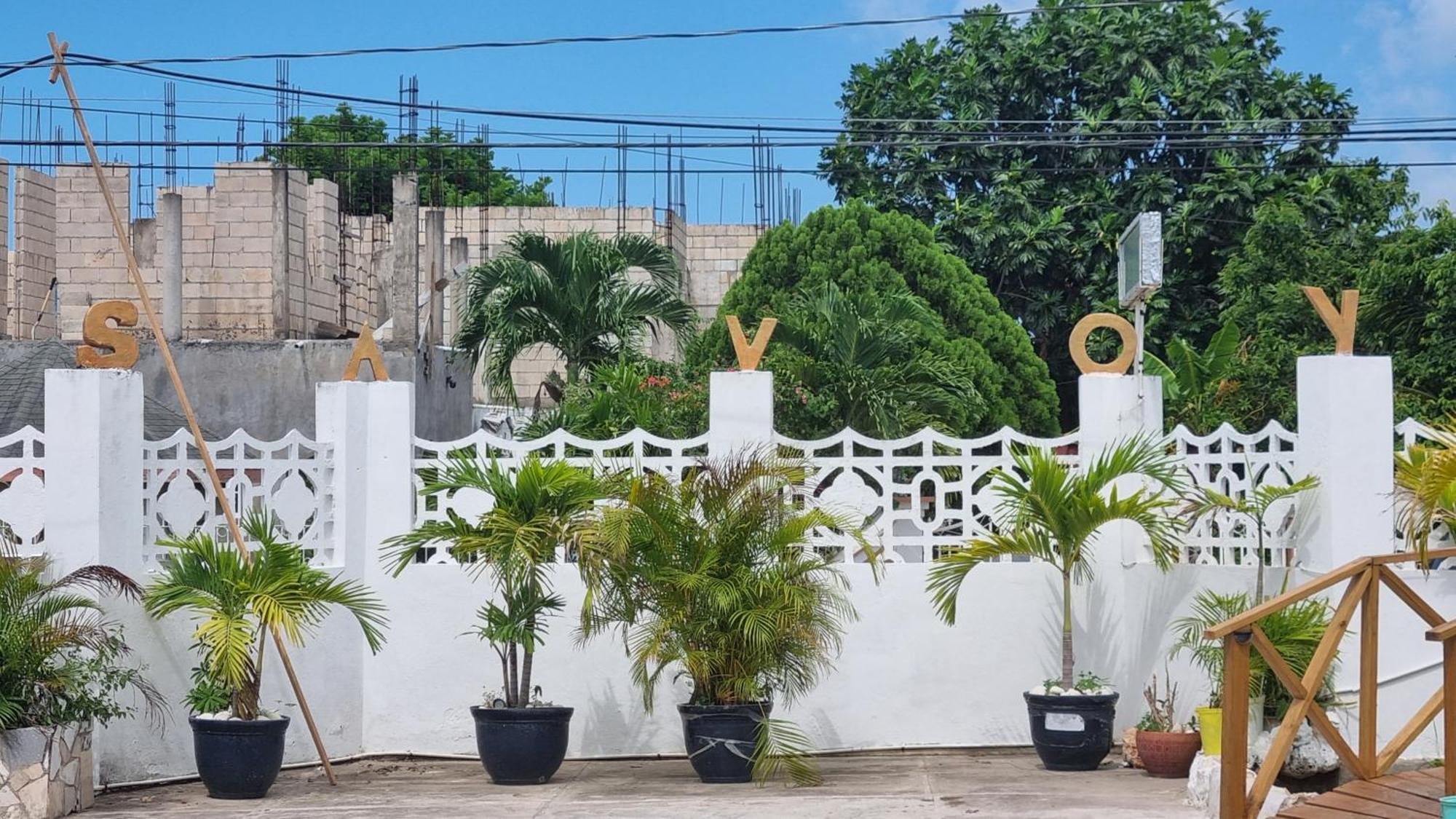 Little Savoy Guest House New Runaway Bay Exterior photo