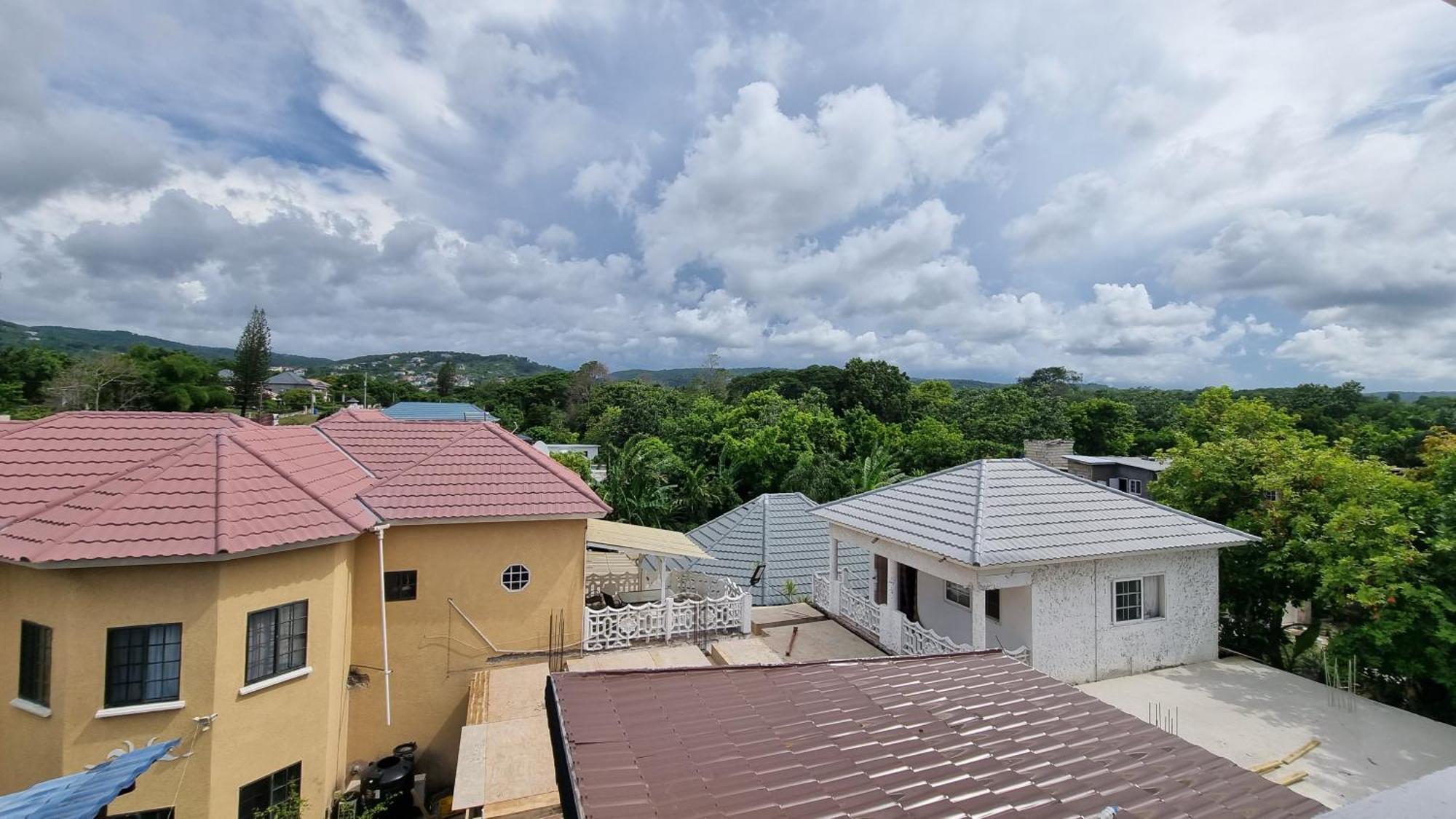 Little Savoy Guest House New Runaway Bay Exterior photo
